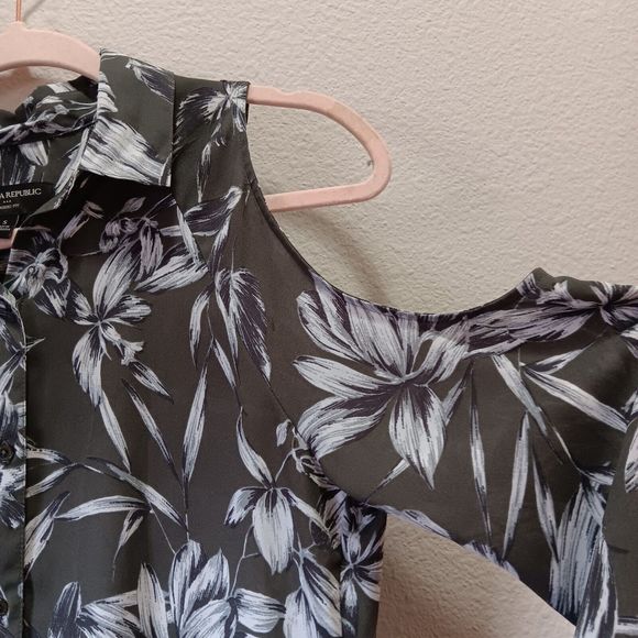Banana Republic Factory Blouse Size Small Cold Shoulder Button Up Floral Green - Picture 8 of 12